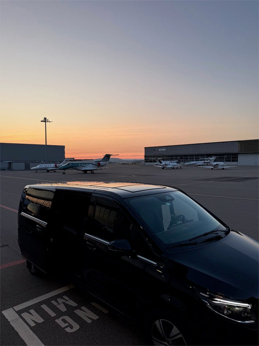 Véhicule haut de gamme Maison Avenor sur le tarmac au coucher du soleil